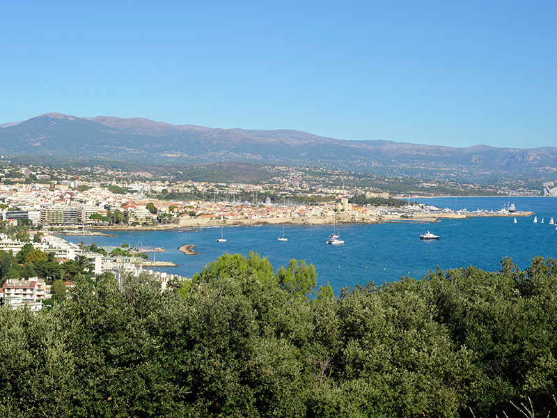 antibes-golfette-city-tour-panorama-phare